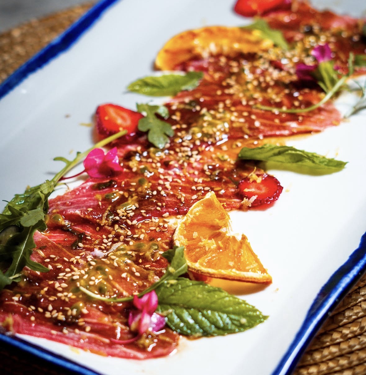 Carpaccio gourmet de Ca Pepe con cítricos, hierbas y flores